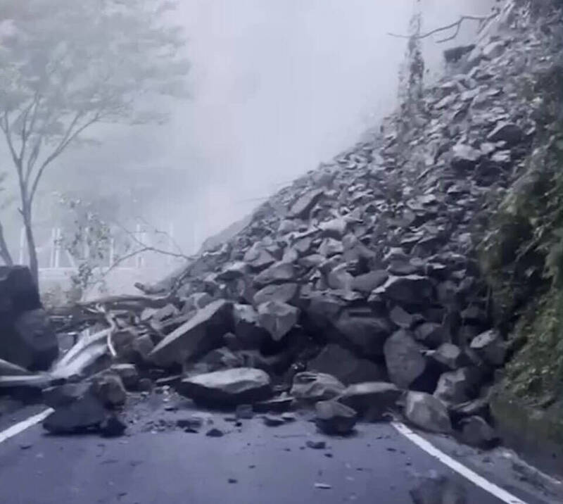 颱風豪雨後山區道路易發生坍方、落石。 圖：公路總局一工處／提供