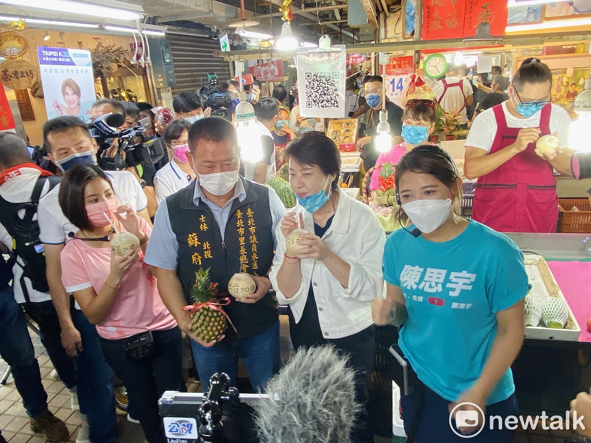 無黨籍台北市長參選人黃珊珊（右2）帶著民眾黨議員參選人黃瀞瑩（左1）、陳思宇（右1）及無黨籍議員參選人蘇府庭（左2）到北投市場掃街拜票。 圖：周煊惠 / 攝