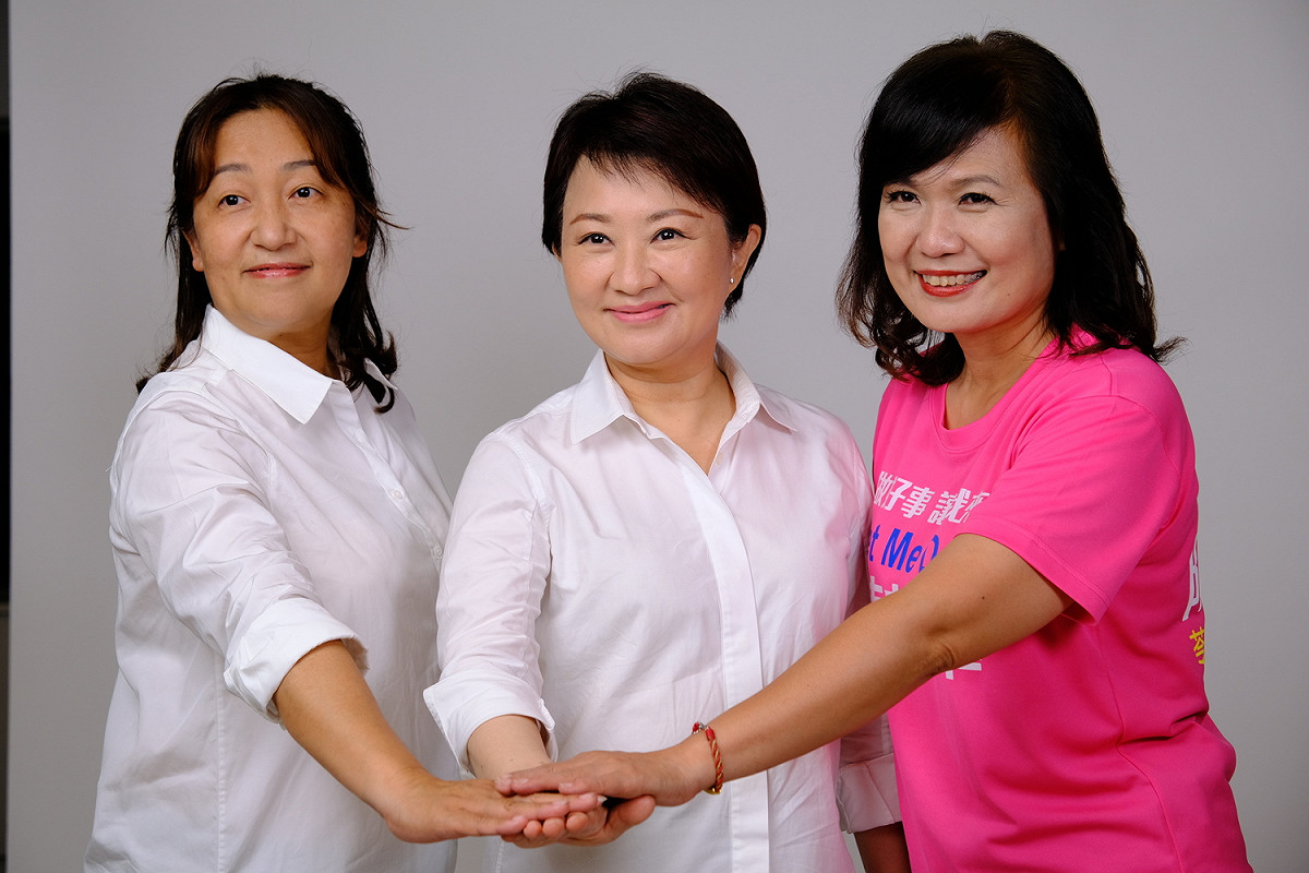 高雄市議員李雅芬（左）、陳若翠（右）北上與盧秀燕合體拍競選照。 國民黨台中市黨部/提供