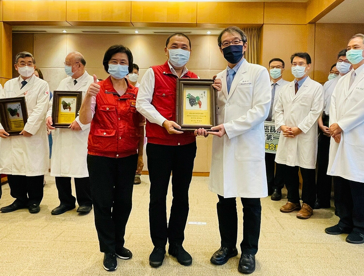 雙和醫院獻獎，榮獲2020年子宮頸癌生命搶救王區域醫院第一名、2020年乳癌最佳救援王區域醫院第一名、2021年乳癌生命搶救王區域醫院第一名、2021年子宮頸癌生命搶救王區域醫院第一名。 圖：新北市衛生局提供