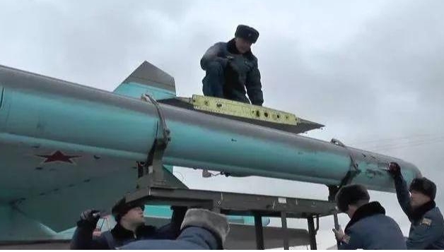俄國空軍人員安裝「希比內」電子吊艙系統。 圖 : 翻攝自天天要聞
