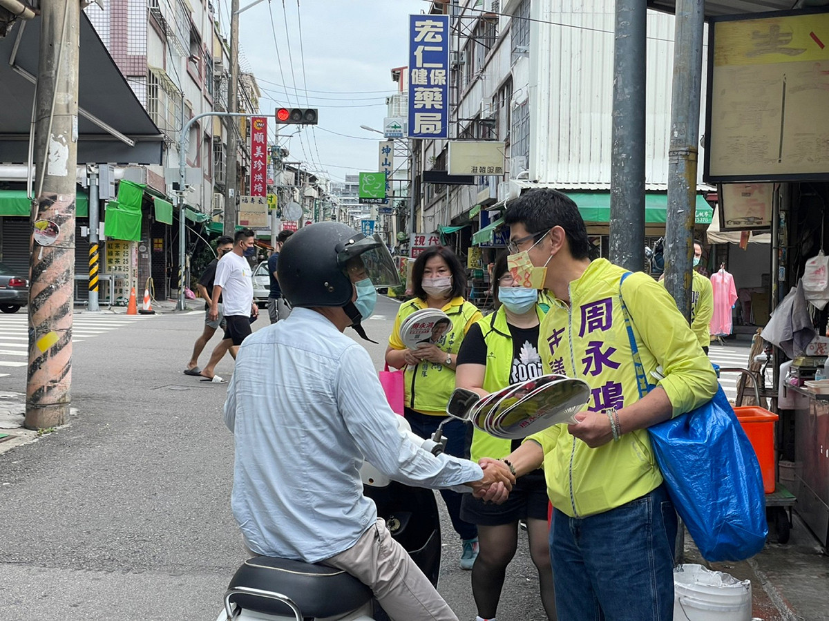 周永鴻上午到潭水亭早市掃街，和攤商及採買民眾互動。 周永鴻/提供