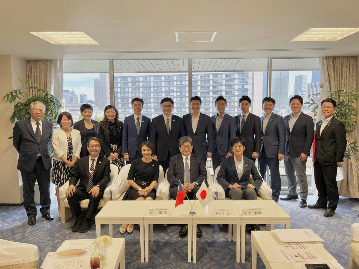 立法院台日交流聯誼會副會長邱議瑩率團訪日本，拜會自民黨政調會長萩生田光一、政調會事務局長松本洋平、青年局長鈴木憲和及該局重要幹部等8位眾議員。 圖：邱議瑩辦公室提供