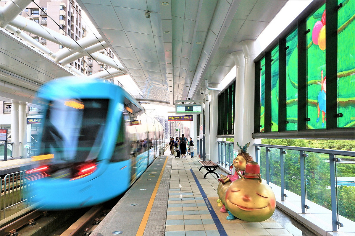 淡海輕軌列車進站照。 圖：新北市捷運局提供
