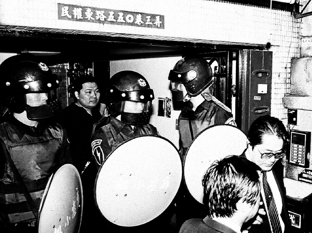 鄭南榕自焚現場，前民進黨主席江鵬堅大怒後，時任警方指揮官侯友宜（照片中正面）出面協調同意讓江鵬堅帶攝影記者邱萬興進入現場拍照記錄。 圖：邱萬興提供