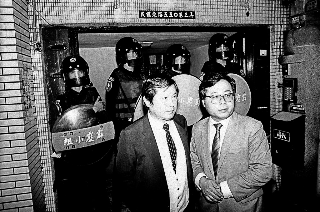 鄭南榕自焚當天，一早台北市議員顏錦福和洪貴參律師前往《自由時代》辦公室關心。 圖：邱萬興提供