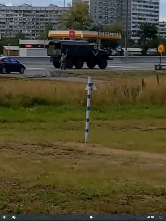 莫斯科街頭出現軍車，並進行交通管制，圖中可見一名軍人在阻攔車輛前進。 圖:翻攝自影片截圖