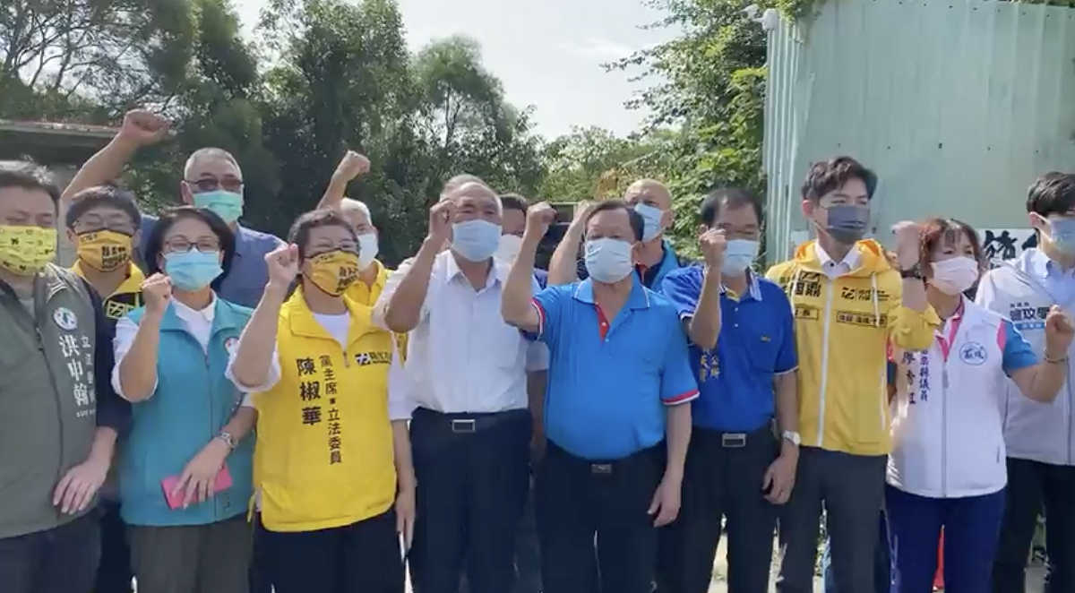 反坤輿事業廢棄物掩埋場自救會舉行抗爭勝利記者會，眾人高喊「環境永續 抗爭勝利」。 圖：翻攝自反坤輿事業廢棄物掩埋場臉書