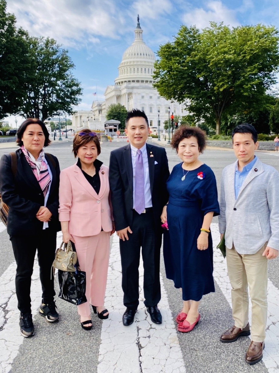 陳以信率領台灣代表團拜會美國會議員，在國會山莊前合影。 圖 : 陳以信辦公室/提供