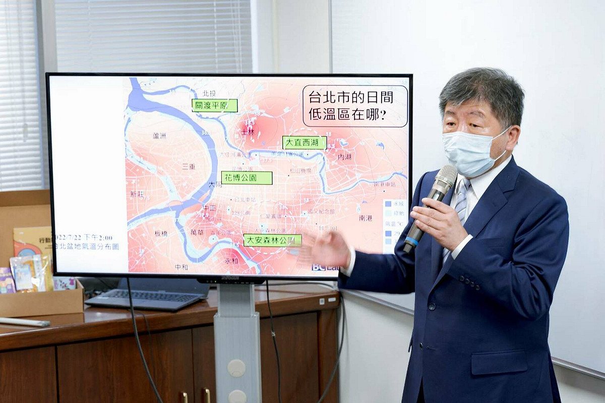 民進黨台北市長參選人陳時中今（14）天下午參訪天氣風險公司。 圖：陳時中競辦提供