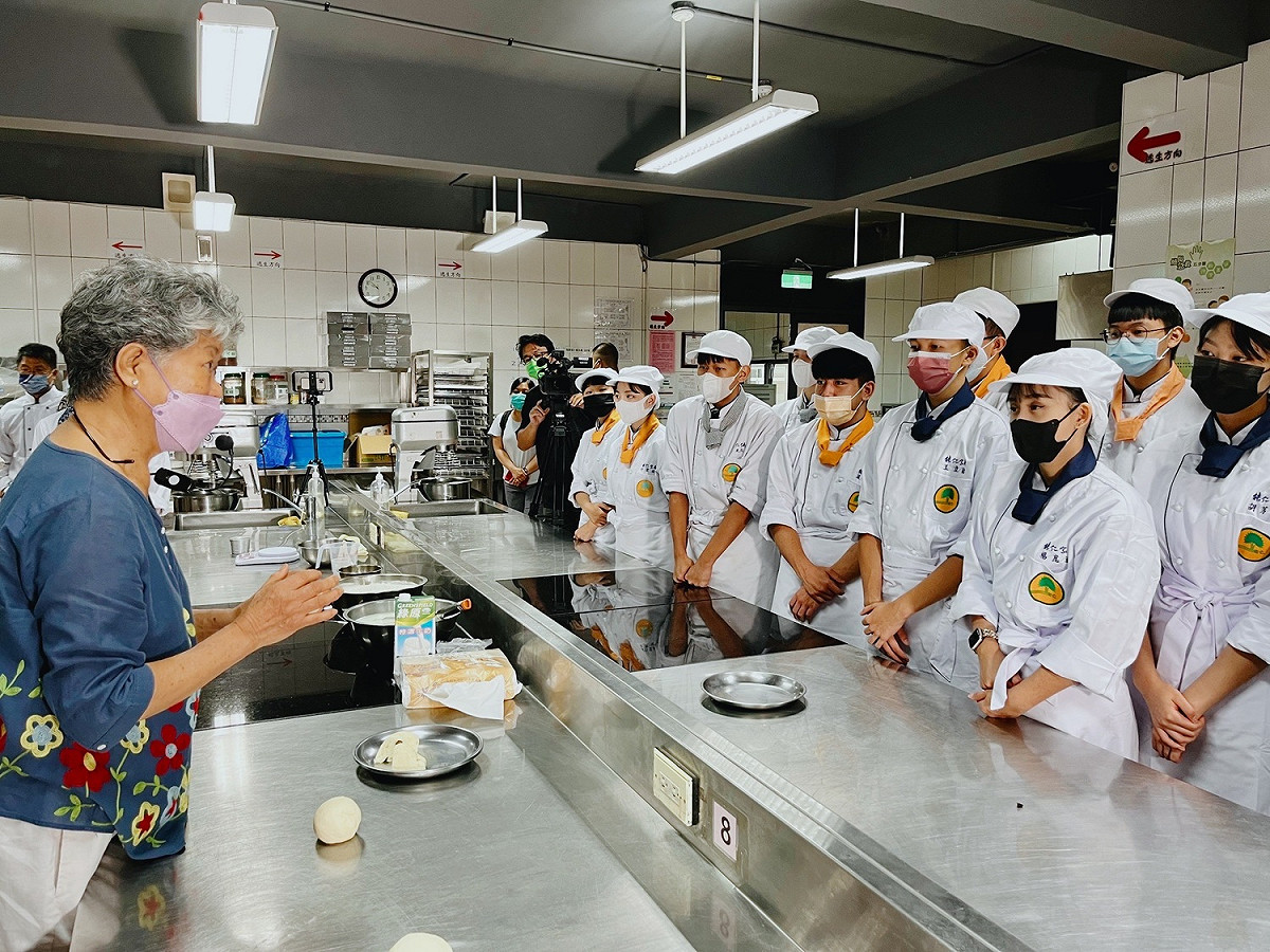 昝媽與能仁家商餐飲科學生分享饅頭製作秘訣。 圖：新北市文化局提供