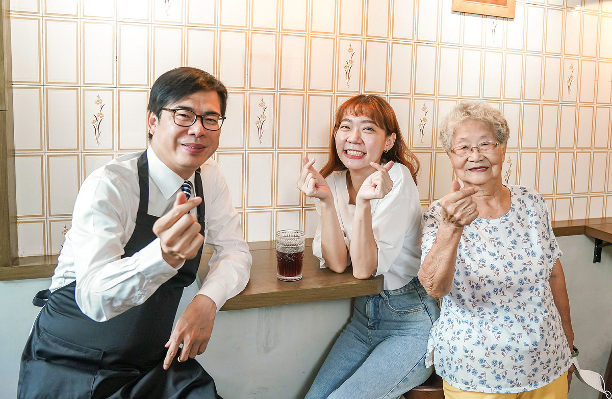 陳其邁(左)與店家入鏡。 圖：高雄市政府提供