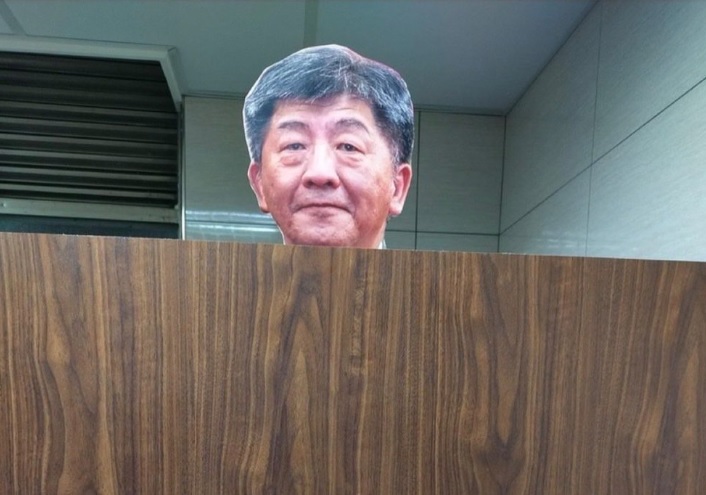有網友在「NCCU政大學生交流板」PO出照片，赫然發現一張陳時中的頭像，出現在廁所的隔板上。 圖:NCCU政大學生交流版