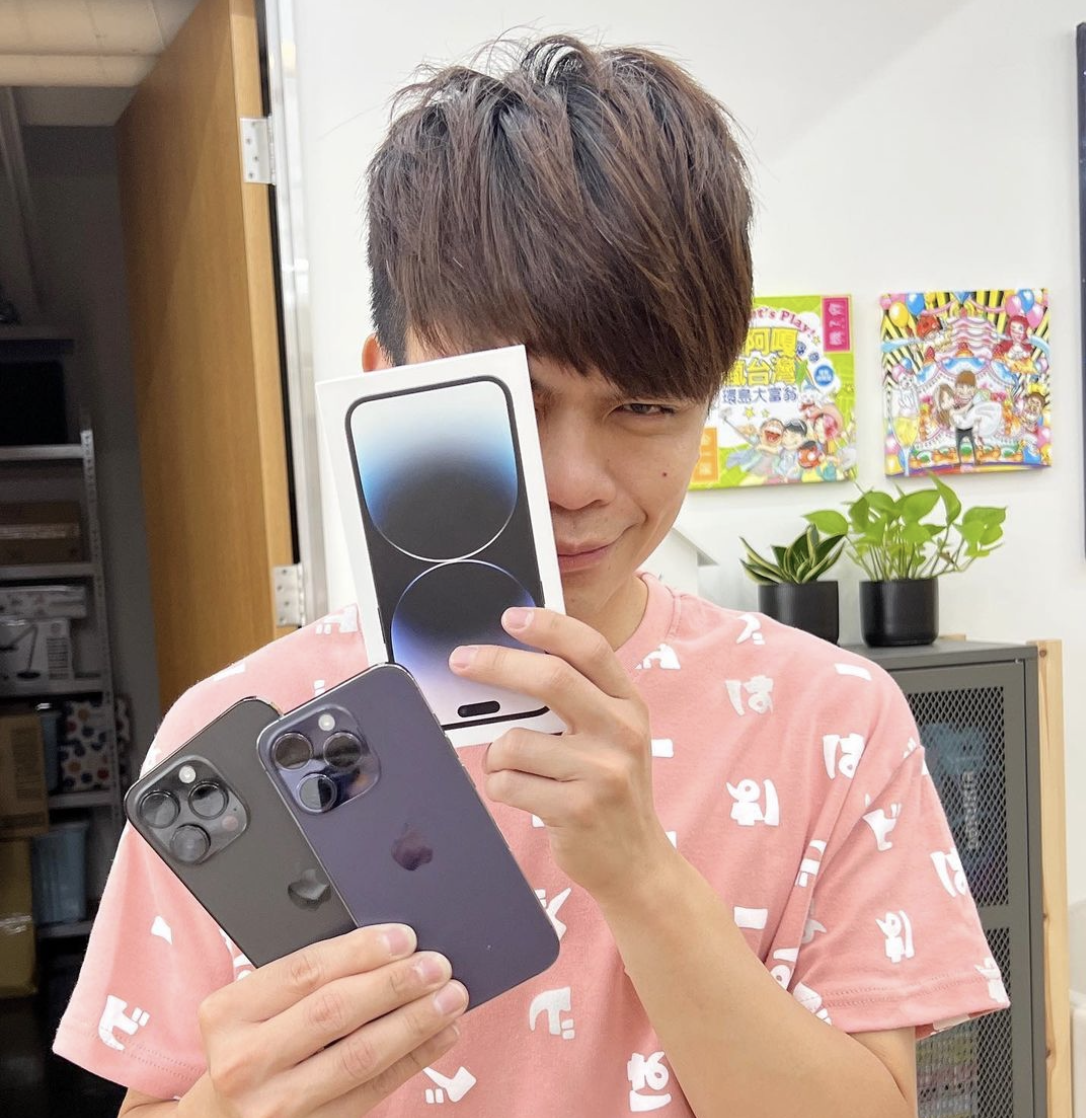 網紅蔡阿嘎搶先於開賣日前開箱新iPhone，粉絲都期待會不會有抽獎活動。 圖：翻攝自蔡阿嘎IG