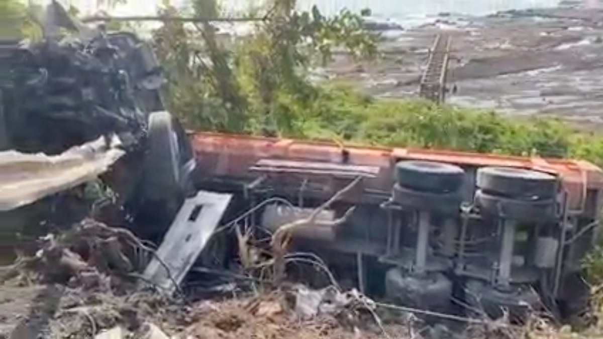 今(15)日台2線濱海公路宜蘭頭城大里段，發生大卡車車禍後衝破護欄滑落邊坡，造成台鐵電線掉落接近火車鐵軌。 圖：翻攝自記者爆料網