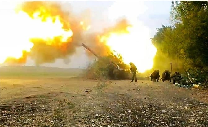 俄軍猛烈砲火對烏克蘭軍隊進行還擊。 圖 : 翻攝自樞密院十號