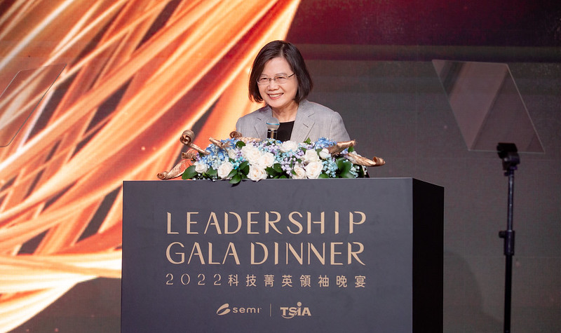 總統蔡英文昨（14）日晚間出席「SEMICON Taiwan 2022 科技菁英領袖晚宴」。 圖：總統府提供