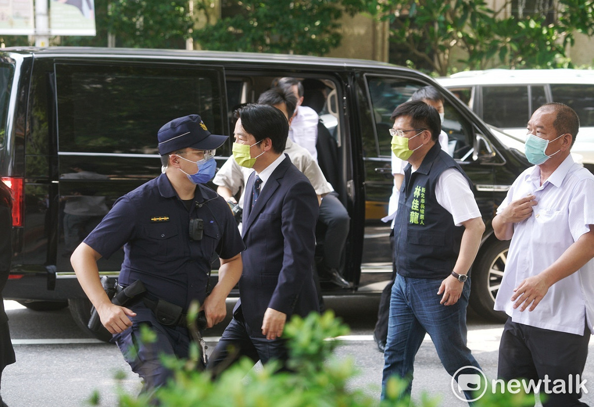 副總統賴清德上午結束在板橋輔選林佳龍的行程後，經過救護車時，賴的座車突然緊急煞車，賴和林走下車探視因天熱中暑的支持者的病況。 圖：張良一/攝