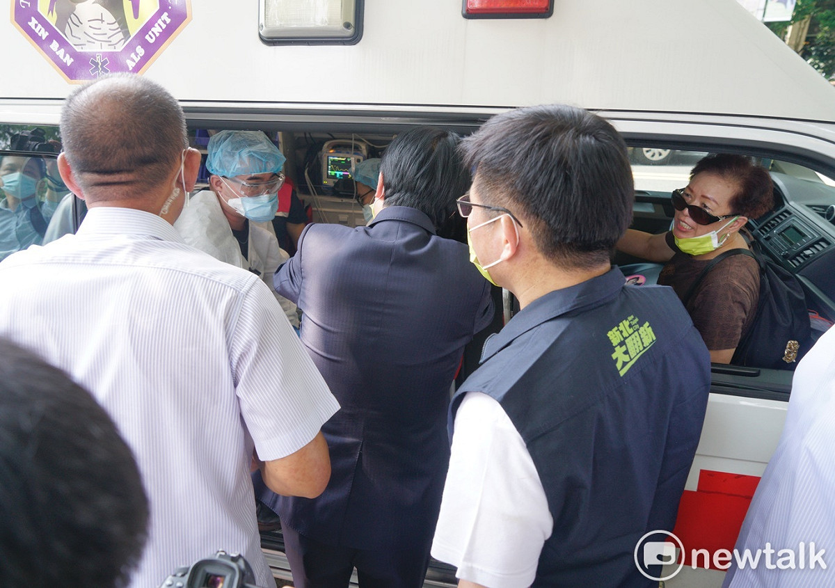 副總統賴清德和林佳龍在救護車旁探視病患情況。
