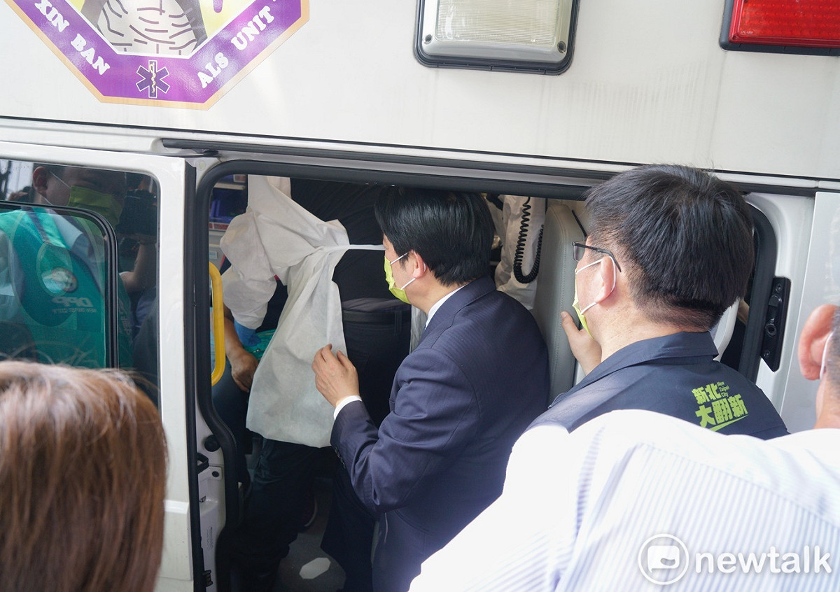 副總統賴清德和林佳龍在救護車旁探視病患情況。 圖：張良一/攝