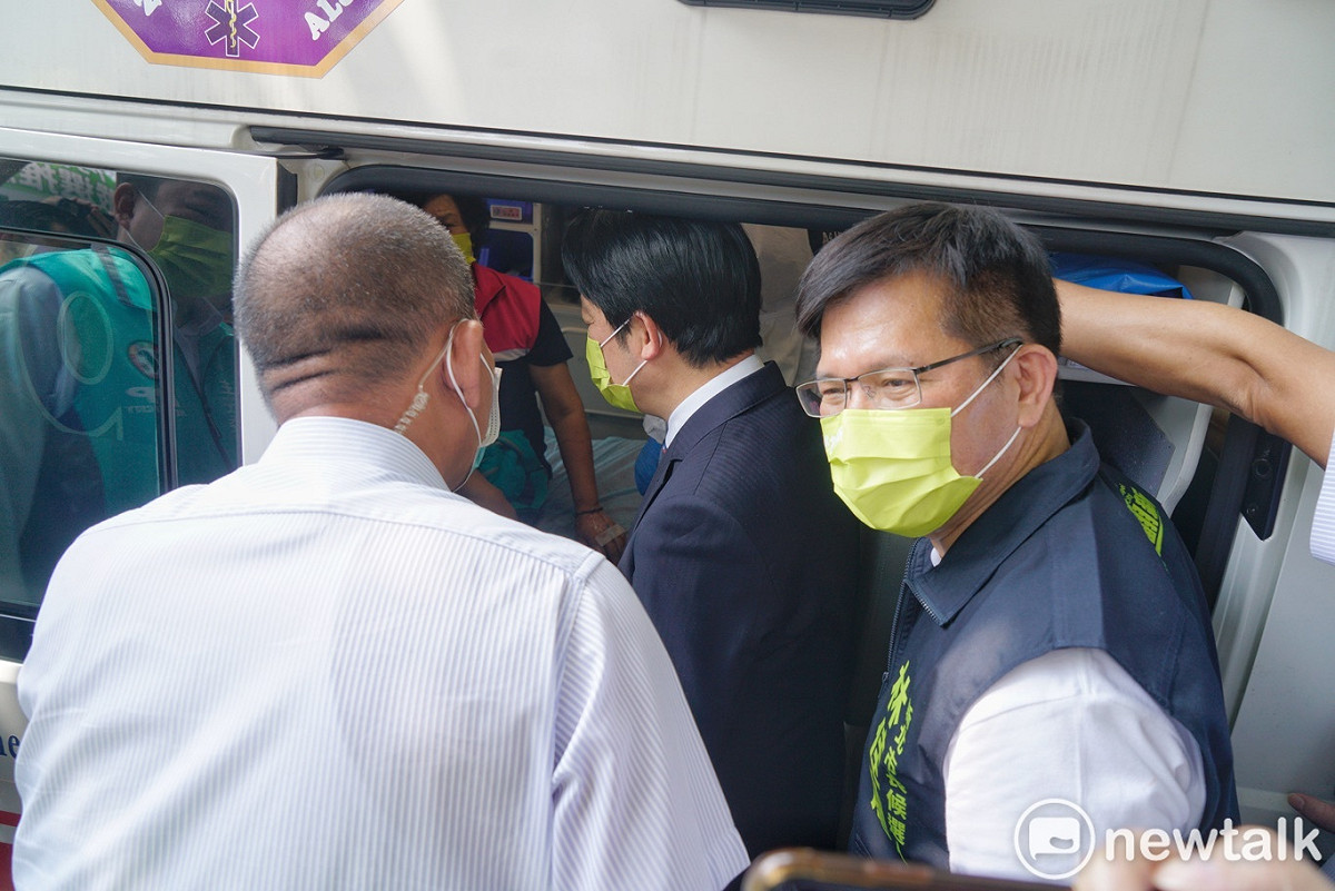 副總統賴清德和林佳龍在救護車旁探視病患情況。 圖：張良一/攝
