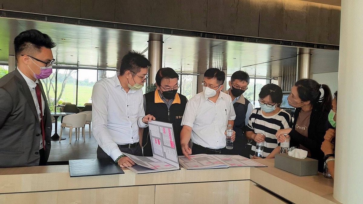 內政部昨天結合全國19個地方政府（不含離島縣市）及行政院消保處、公平交易委員會、地區國稅機關辦理預售屋聯合稽查，共稽查57個預售屋建案，初步發現有30個建案涉有違規情事，仍高達52%。 圖：內政部提供