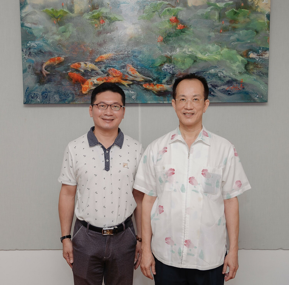 林富男(右)的作品「濠江盛世」油畫被典藏在澳門國父紀念館三樓。 圖：翻攝林富男臉書
