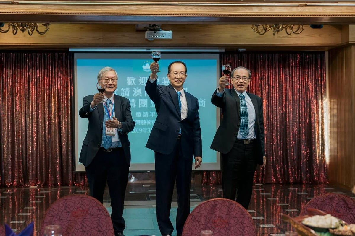 澳門採購團到高雄時，林富男(中)與葉紹文會長(左)及時任副市長洪東煒。 圖：孫家銘攝（資料照）