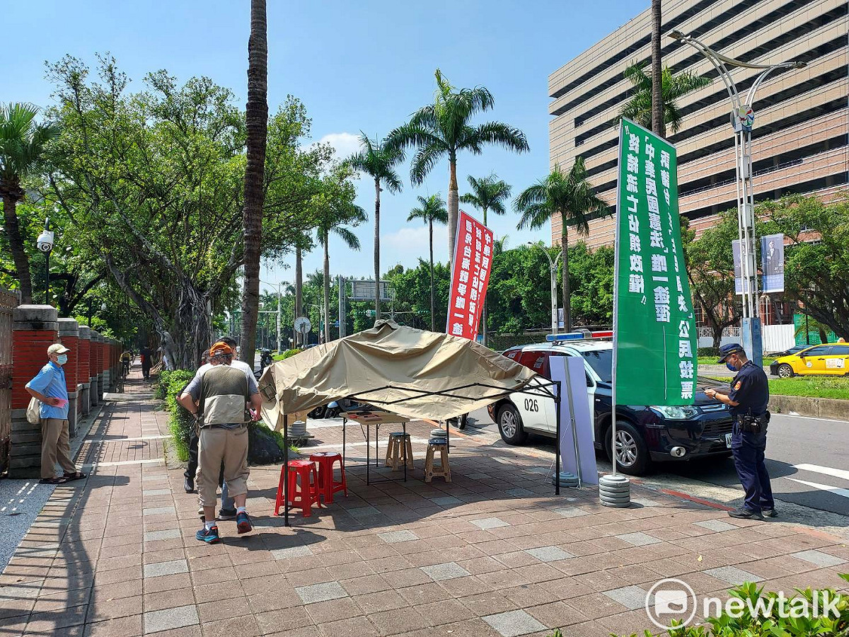 戰後台灣與澎湖住民自決倡導陣線在立院前搭設戶外棚，卻因未申請路權被警方要求收起。 圖：陳佩君／攝