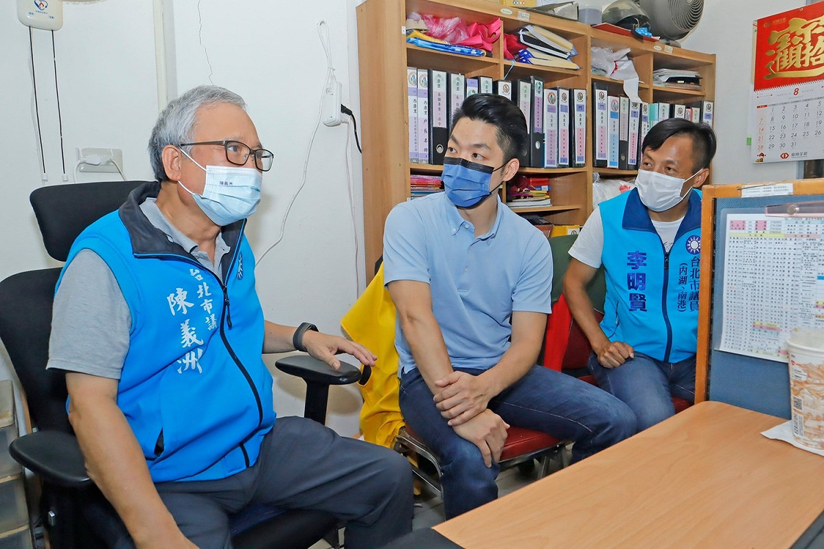國民黨台北市長候選人蔣萬安向市議員陳義洲請益台北市政。 圖：蔣萬安競選辦公室/提供