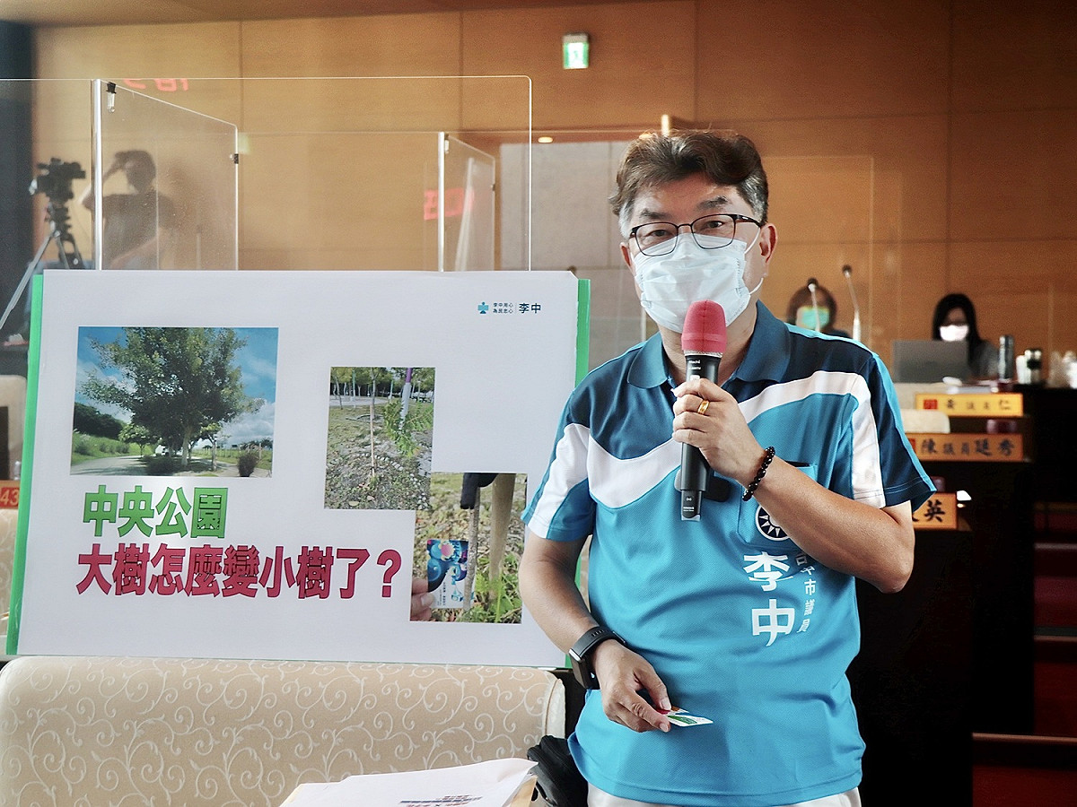 台中市議員李中說，中央公大樹變小樹，減碳降溫功能大減。 李中/提供