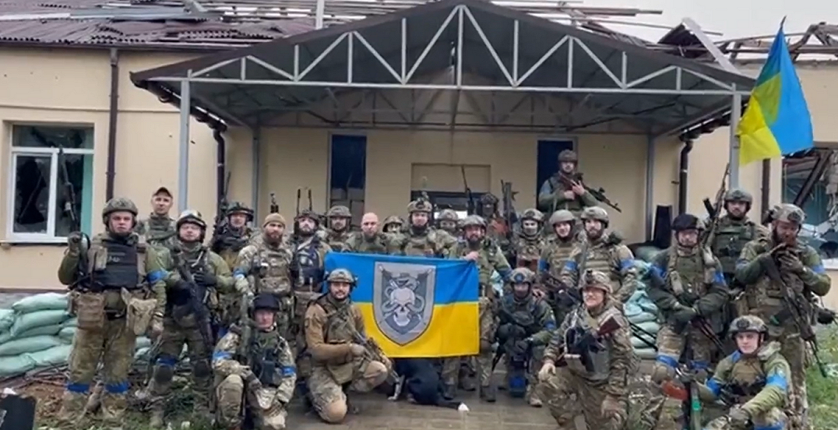 烏克蘭軍隊高舉國旗，慶祝在哈爾科夫州反攻成功。 圖: 翻攝自 Defense of Ukraine 推特