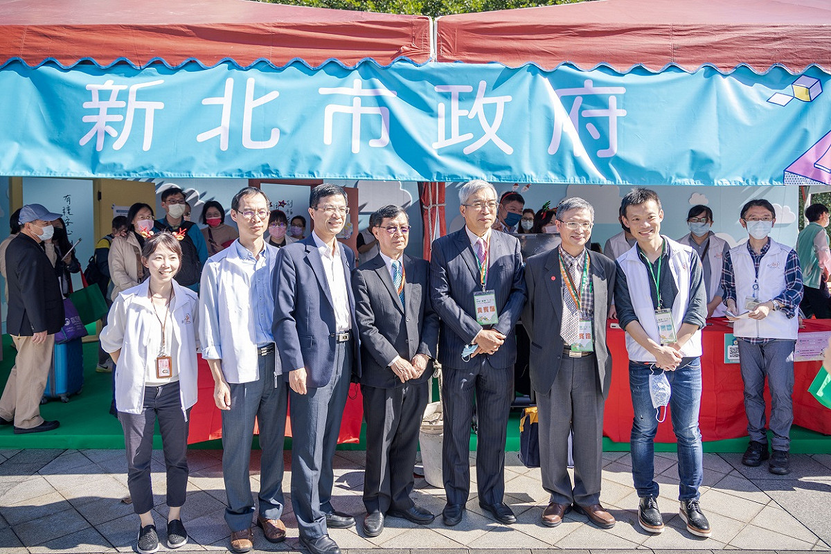 主協辦單位巡禮各區展覽攤位。 圖：新北市都更處提供