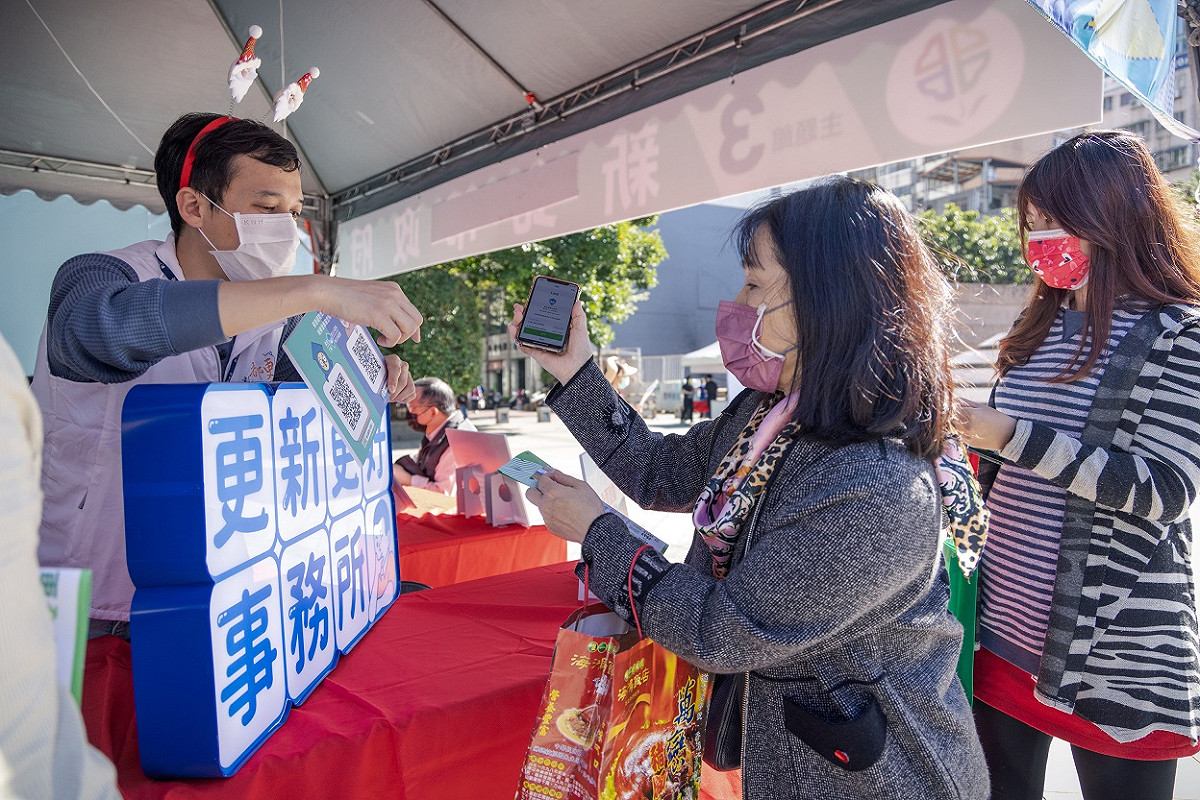 第三屆危老博覽會民眾至展攤互動。 圖：新北市都更處提供