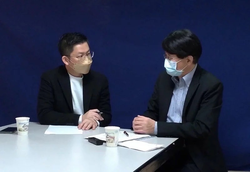 黃心華（左）與日本資深媒體人早田建文交換意見。 圖：黃心華競選辦公室提供