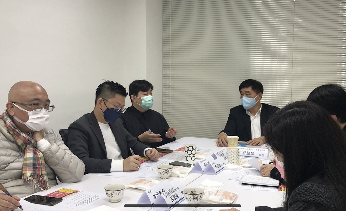 黃心華（左二）於日本核災食品開放進口之前，即邀請日本資深媒體人早田建文、反核食公投領銜人郝龍斌（中）共同舉辦系列座談。 圖：黃心華競選辦公室提供