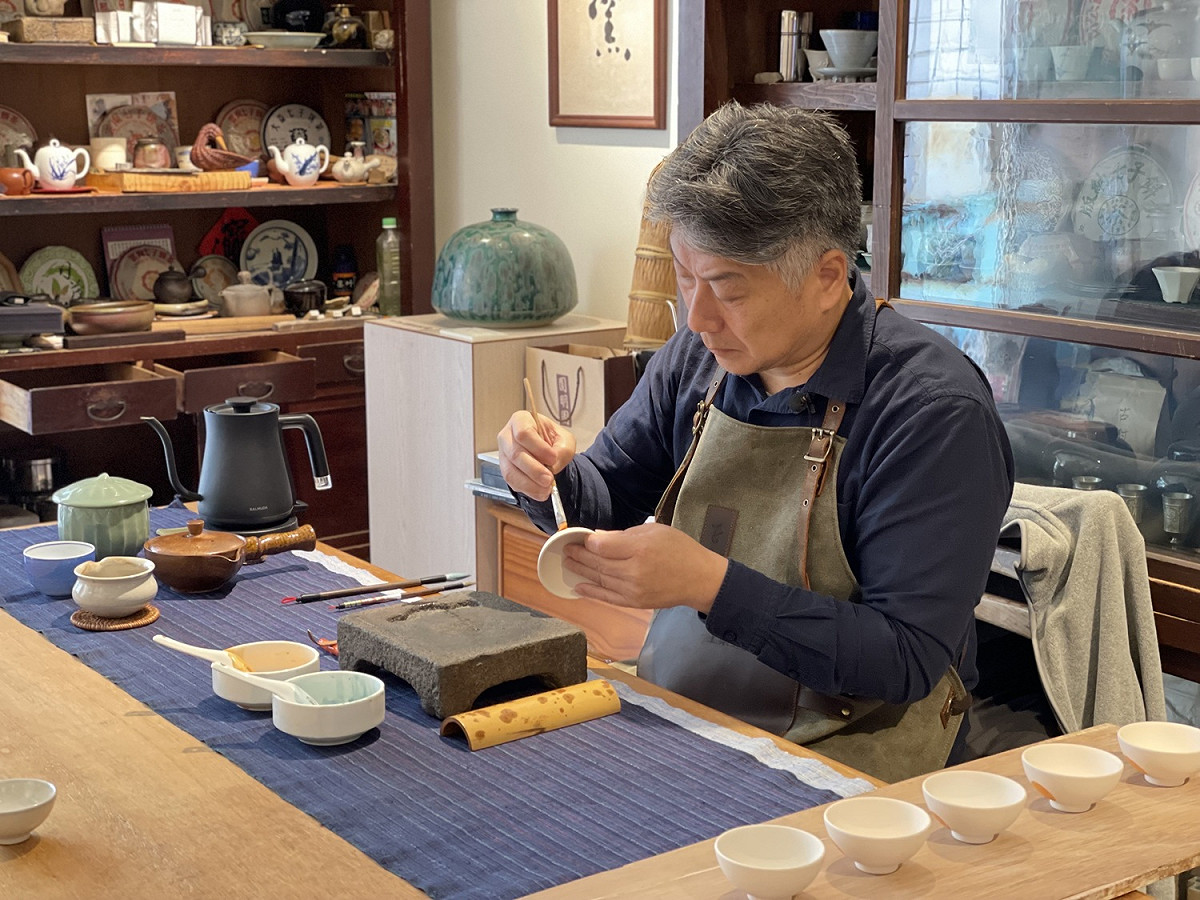 「陶藝經典影展」分別記錄6位陶藝大師們的生平故事及創作歷程，圖為擅於傳統「古早碗」製作技術的陶藝師蘇正立。 圖：鶯歌陶瓷博物館提供