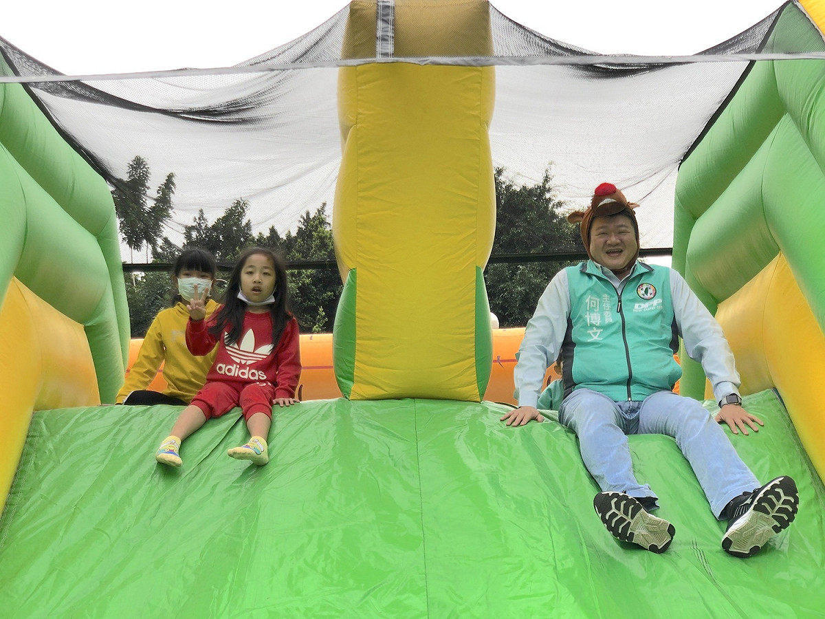 在週末的午後時光，透過市集、表演節目還有氣墊遊戲區，讓市民能親子同樂，打造共同的感動與回憶，也能重溫兒時在廟埕看露天電影的歡樂時光。 圖：民進黨新北市黨部提供