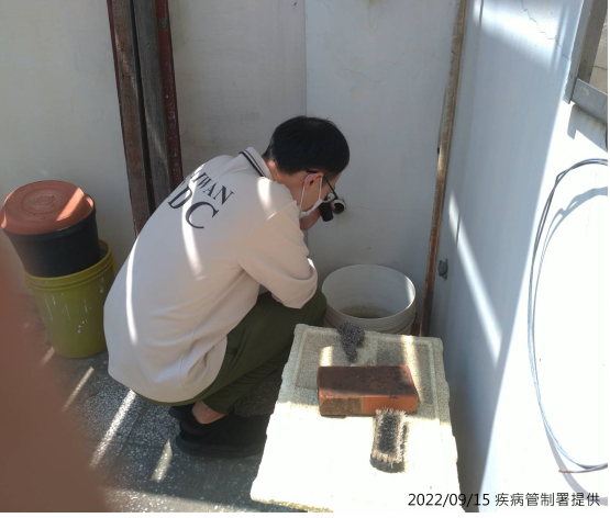 防疫人員協助民眾檢視家中容器是否有積水產生孑孓或蚊卵 圖：疾管署／提供