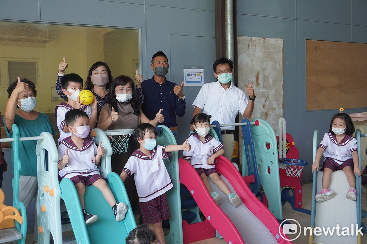 米平方藝術工程公司捐贈50組兒童遊具給永康有招收弱勢兒童的幼兒園，今日舉辦捐贈儀式，期許能為台南打造一個特色遊具與裝置的都市。 圖：黃博郎／攝