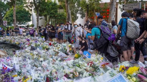 香港數千位民眾為了哀悼英女王，在英國領事館外排隊數小時。 圖：翻攝自Twitter