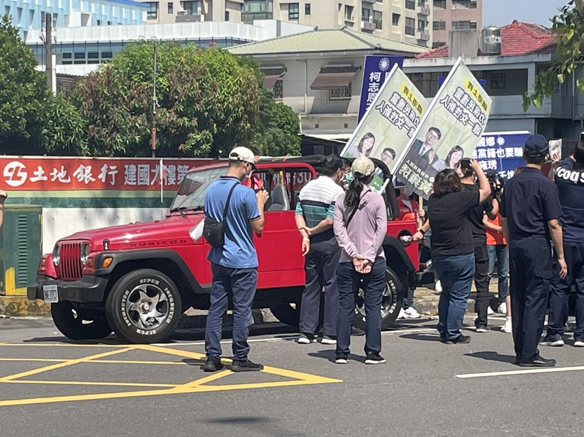 陳冠安指黃雍琇宣傳車壓在「禁止臨停」的網狀線上。 圖：翻攝陳冠安臉書