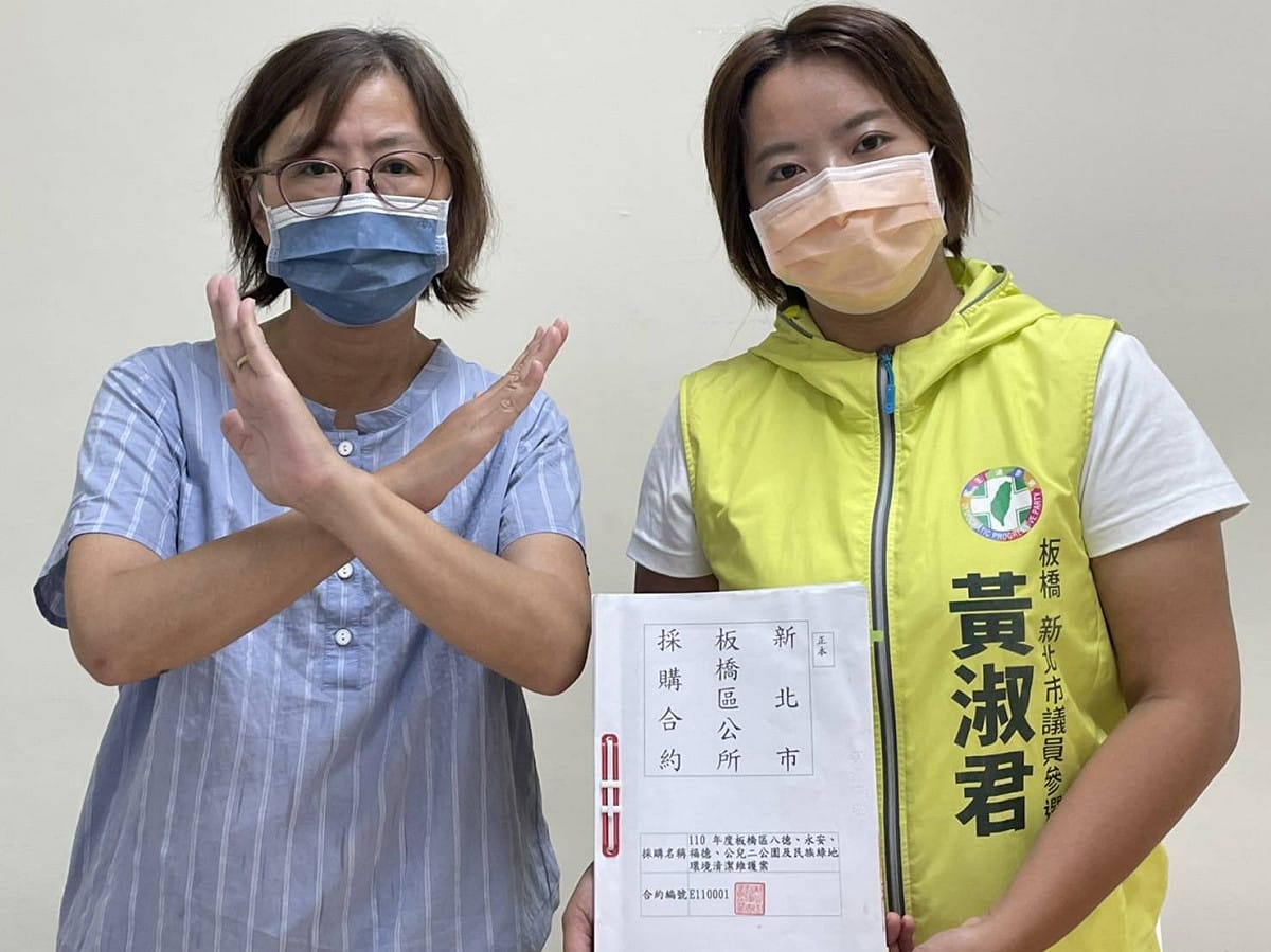 黃淑君（右）與新北市智障者家長協會總幹事林秀英合照。 圖：黃淑君辦公室提供