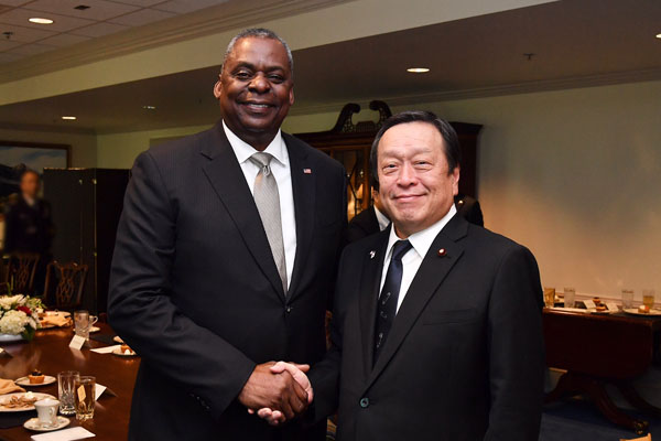 美國國防部長奧斯汀（左）與日本防衛大臣浜田靖一（右）會面，將展開聯合研究與合作。 圖：翻攝自日本防衛省官網