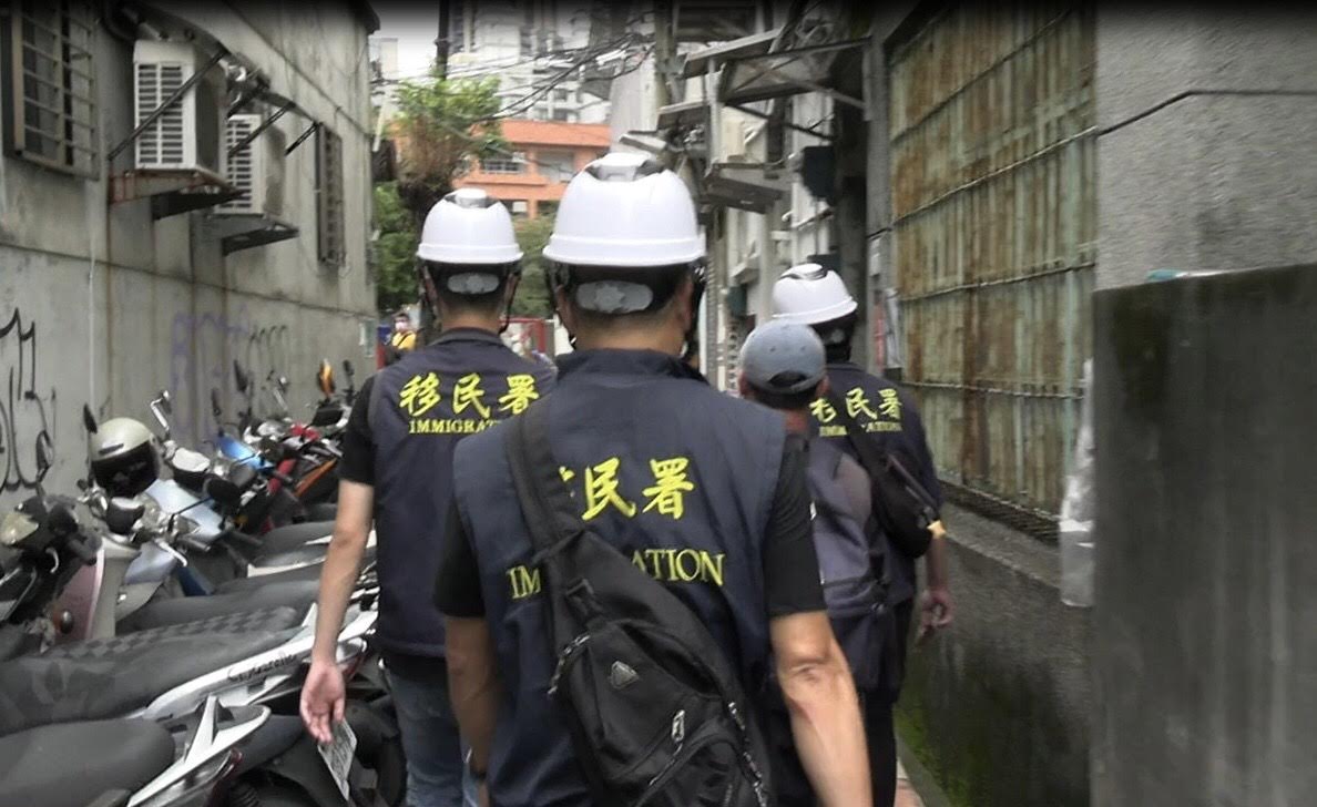 移民署臺北市專勤隊員將失聯移工帶回查處。 圖：移民署提供