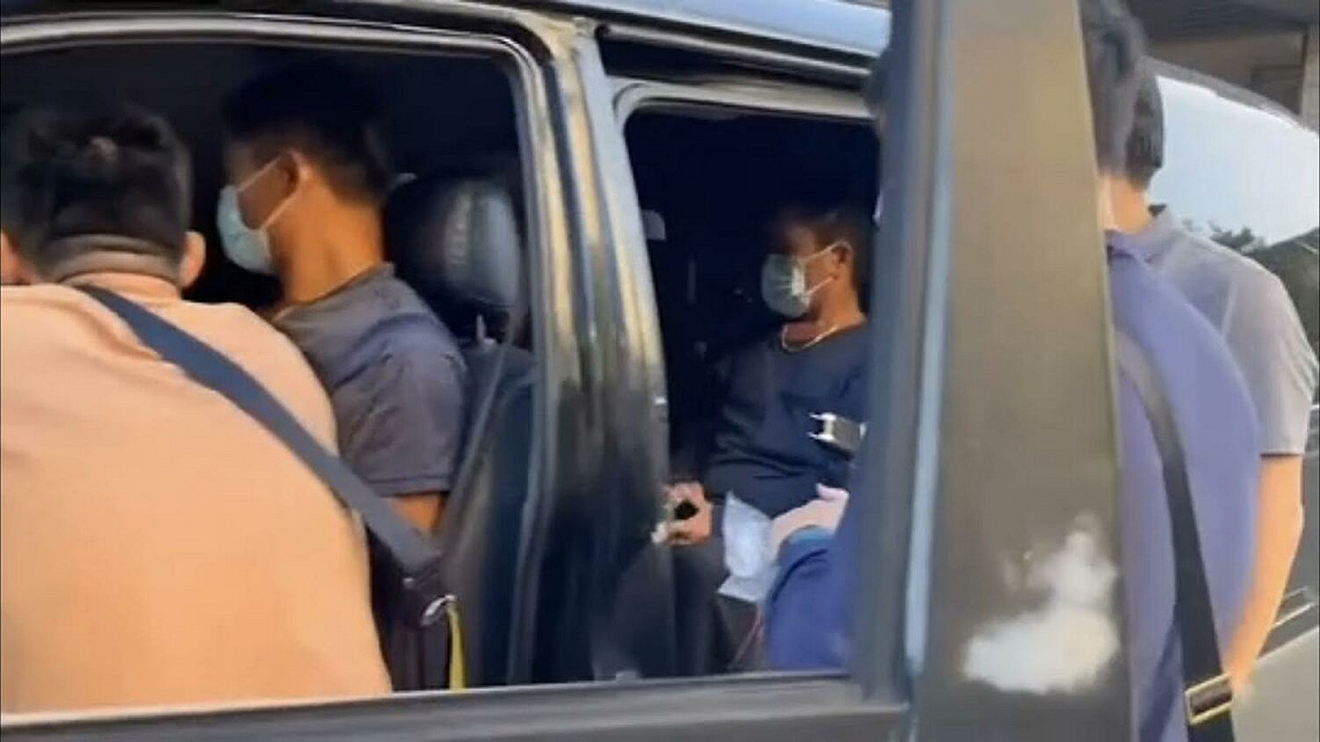 專勤隊員圍捕攔車查獲數名失聯移工。 圖：移民署提供