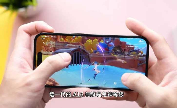 Joeman接著玩高耗能遊戲來測試手機的續航力，發現iPhone 14 Pro系列的A16晶片續航力十分優秀，特效全開的遊戲玩起來非常順暢，大讚續航力真的是「鬼神等級」。 圖：翻攝自YouTube/ Joeman