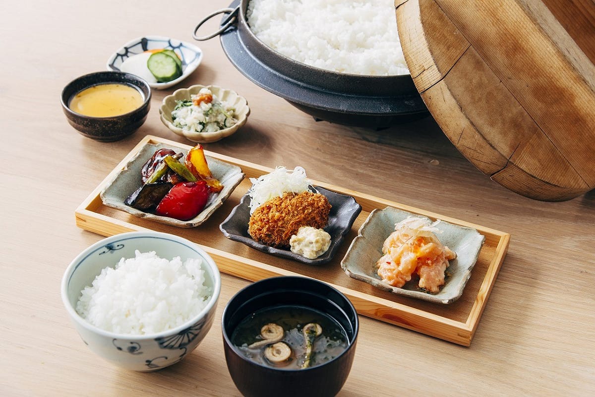 AKOMEYA食堂白飯使用羽釜煮飯鍋進行炊製，搭配品牌精挑的調味料與食材。 圖：AKOMEYA TOKYO／提供