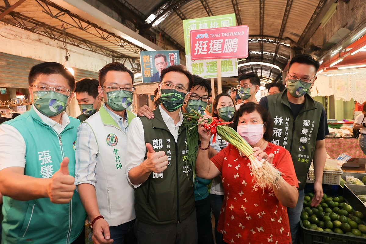 民進黨副秘書長林飛帆今到桃園市平鎮區山仔頂市場陪同黨籍市長參選人鄭運鵬、黨籍市議員及參選人掃街拜票。 圖：鄭運鵬競選團隊 / 提供