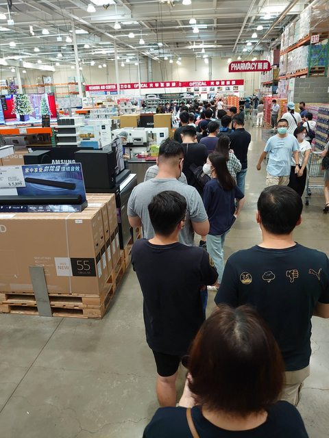 好市多買iPhone 14人潮不斷，甚至有人貼出排隊照片，讓其他人驚呼，「好市多超多人排隊有夠扯！」 圖：翻攝自PTT